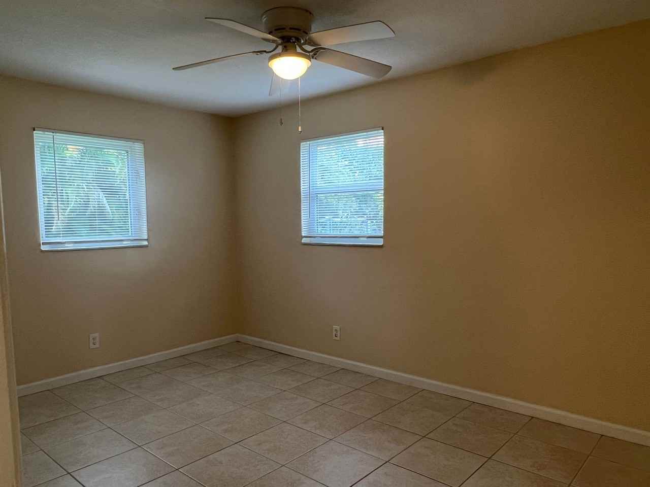 Fantastic Davie 2/1 with fenced backyard - Photo 5 of 10
