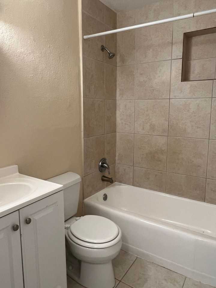 Fantastic Davie 2/1 with fenced backyard - Photo 6 of 10