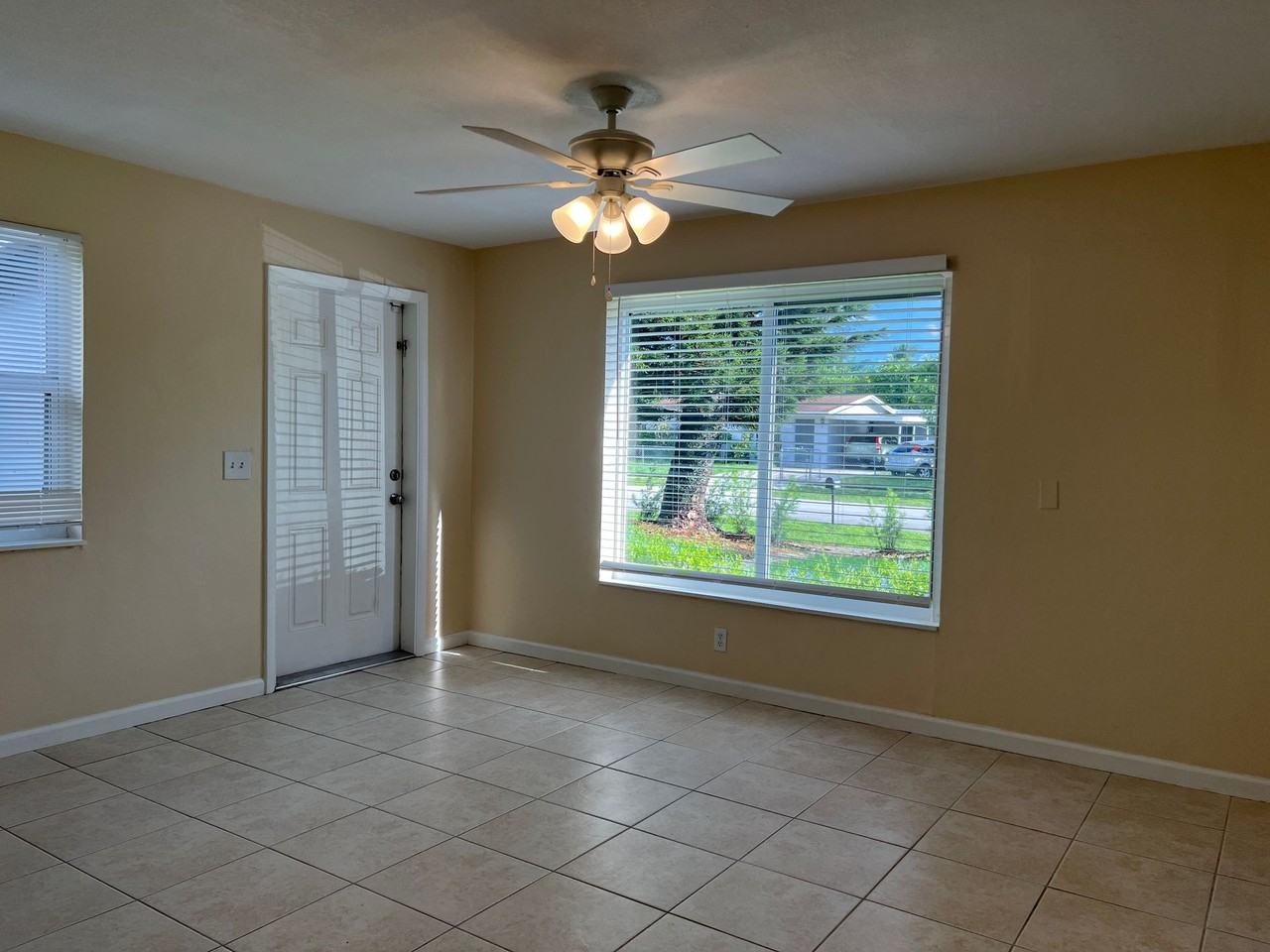 Fantastic Davie 2/1 with fenced backyard - Photo 7 of 10