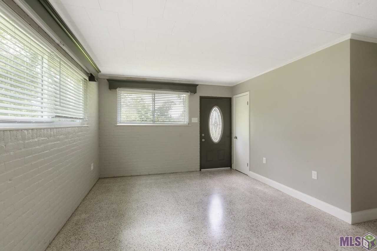 10212 Gurney Rd - Photo 5 of 19