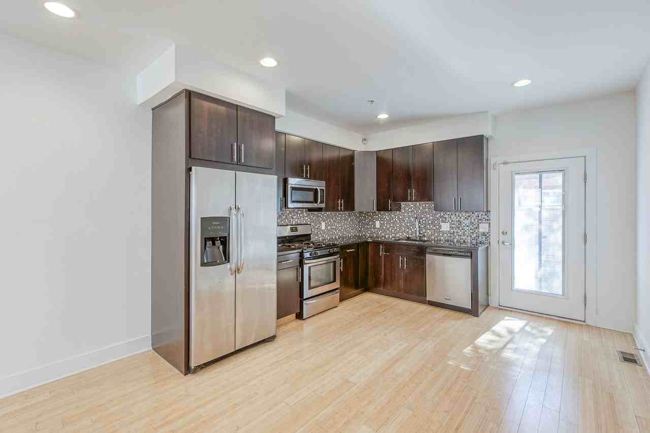 621 S Clarion St - Photo 3 of 25