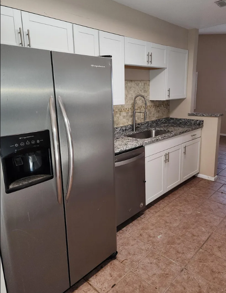 202 Perth Ct - Photo 3 of 11