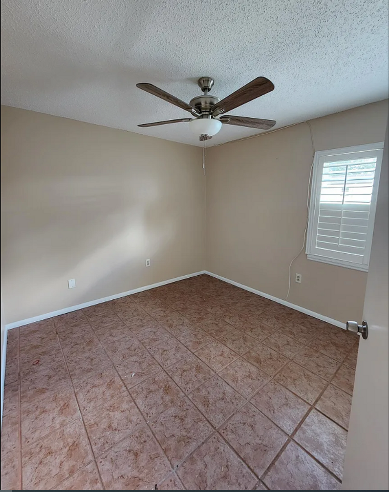 202 Perth Ct - Photo 5 of 11