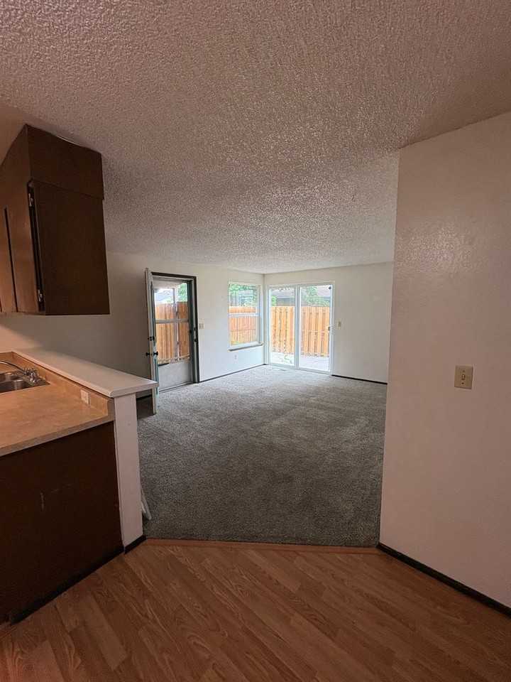 202 C St Sw - Photo 3 of 10