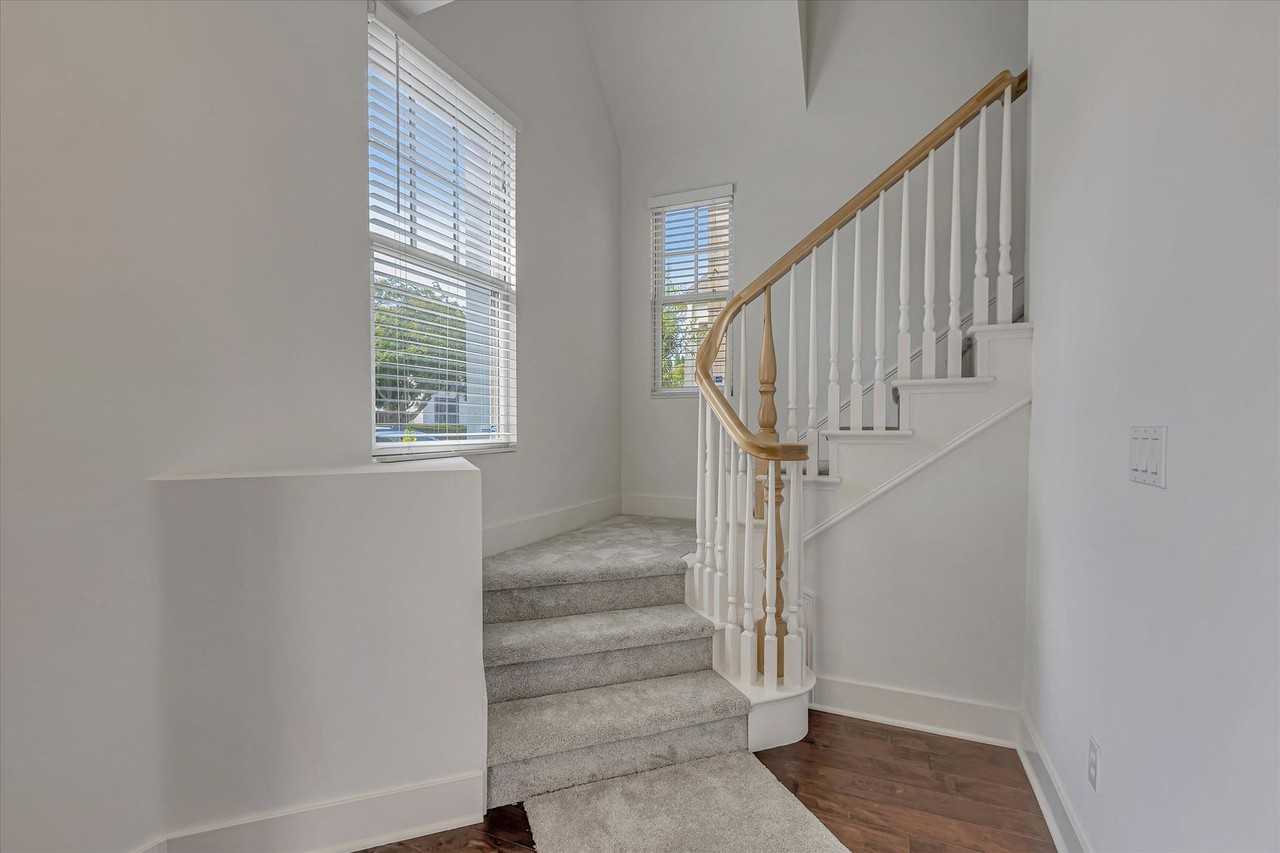 928 Valencia Ave - Photo 7 of 37