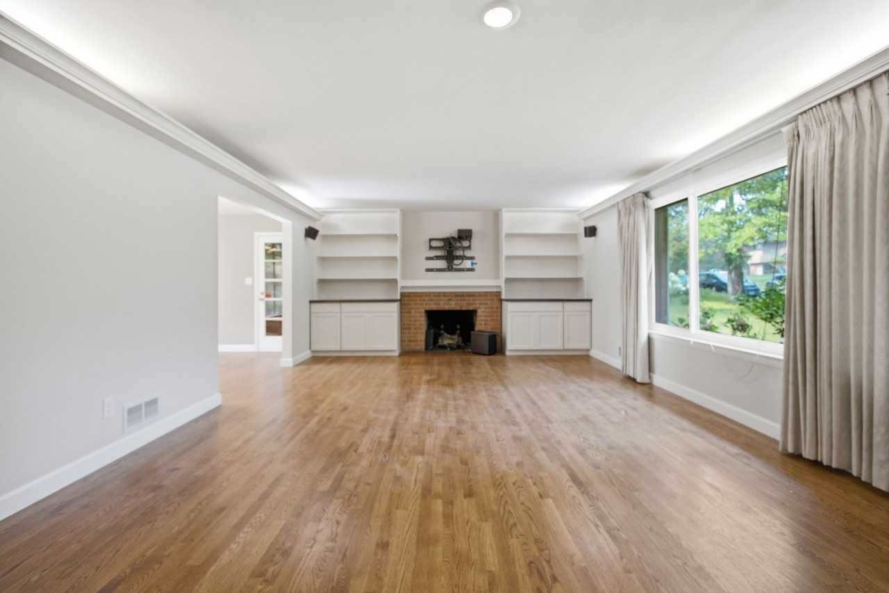 10715 Clermont Ave - Photo 4 of 30