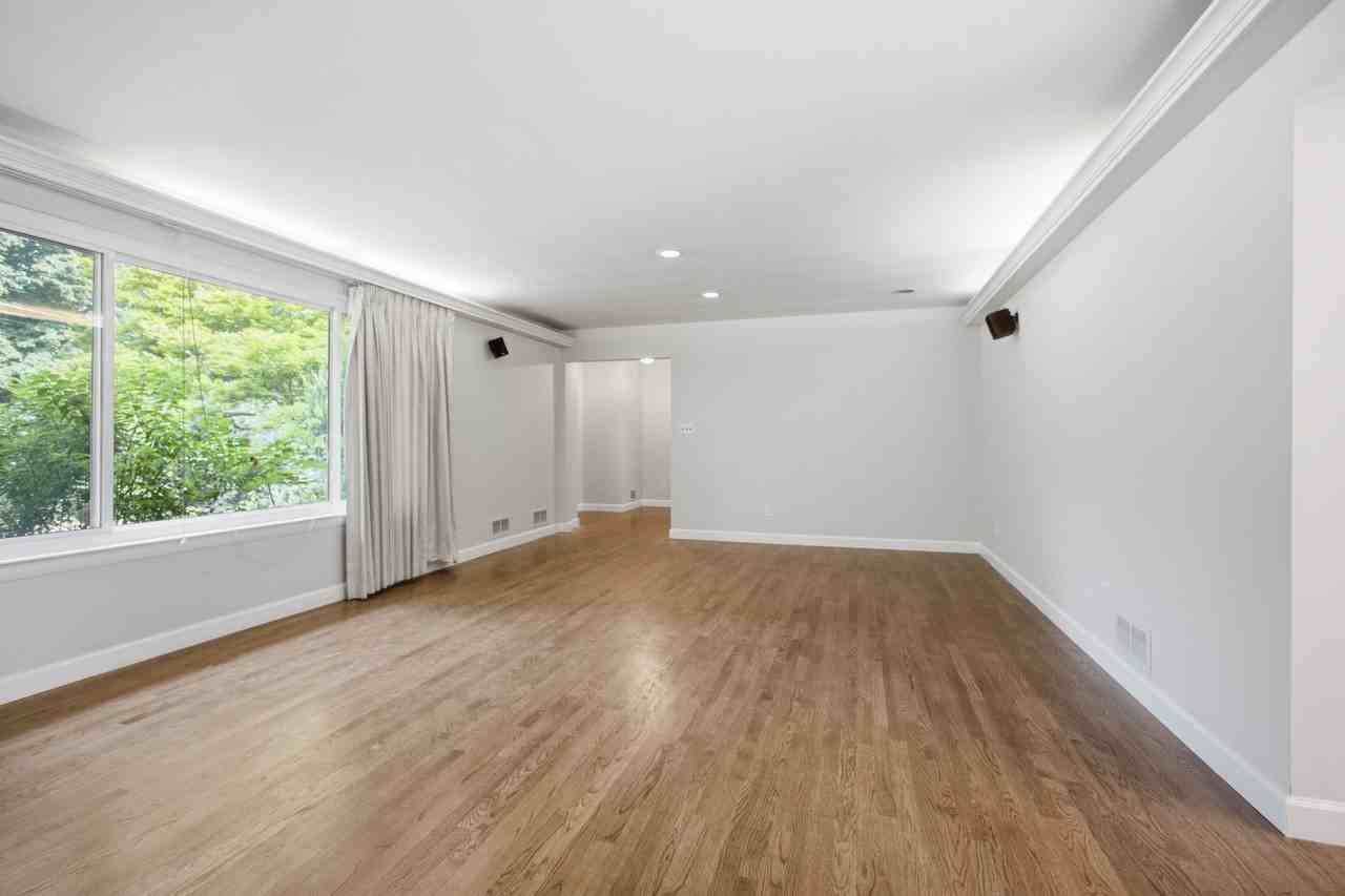 10715 Clermont Ave - Photo 5 of 30