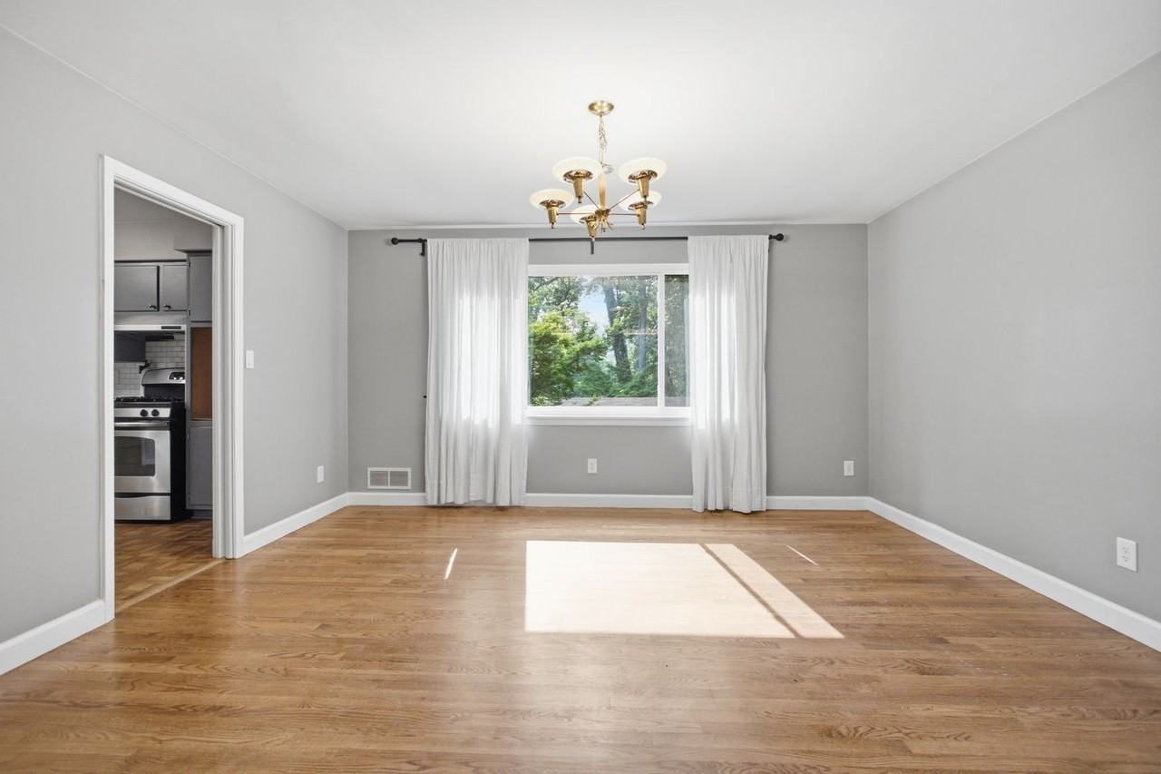 10715 Clermont Ave - Photo 7 of 30