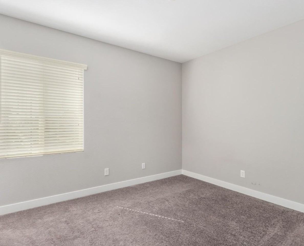 1099 N 70th Way - Photo 3 of 29