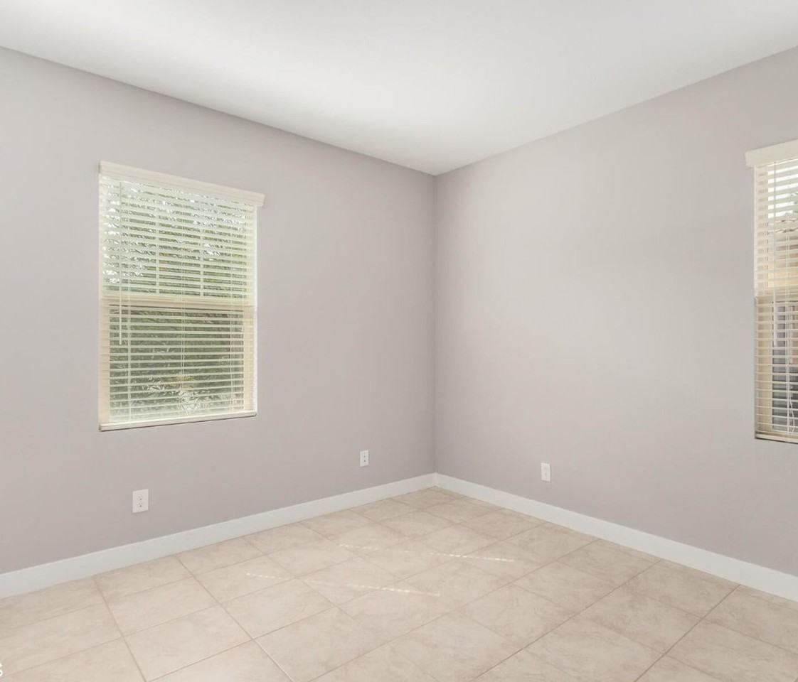 1099 N 70th Way - Photo 4 of 29