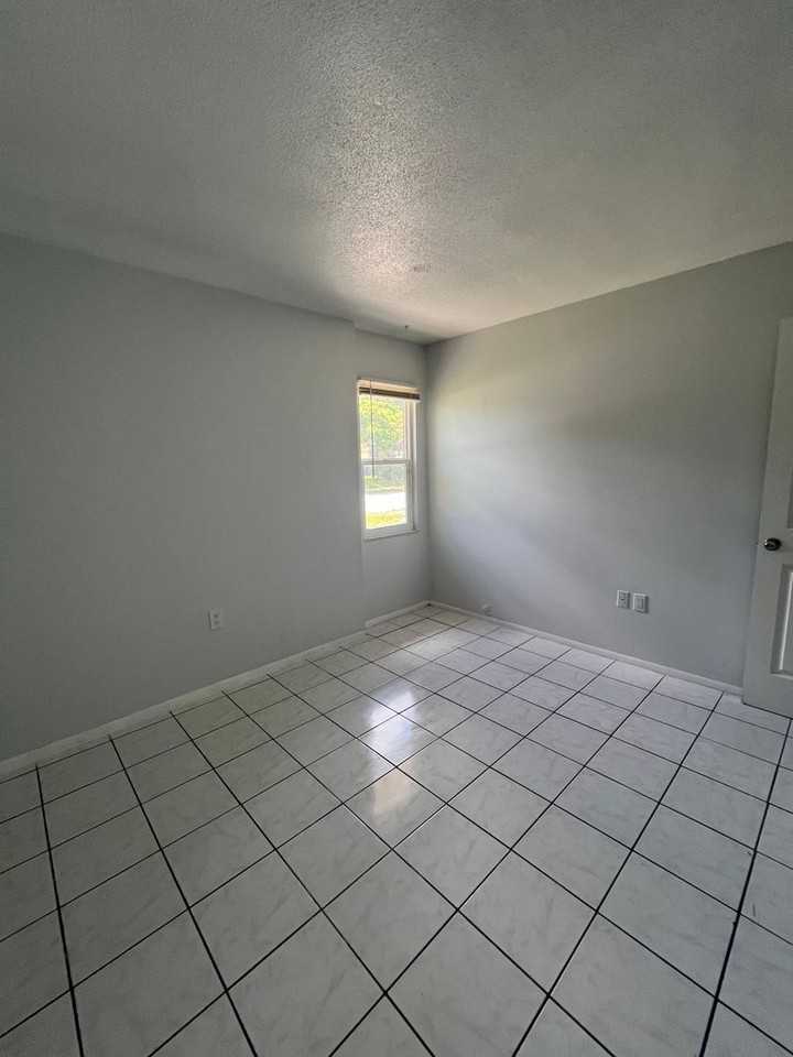 6947 Brentford Rd - Photo 4 of 24
