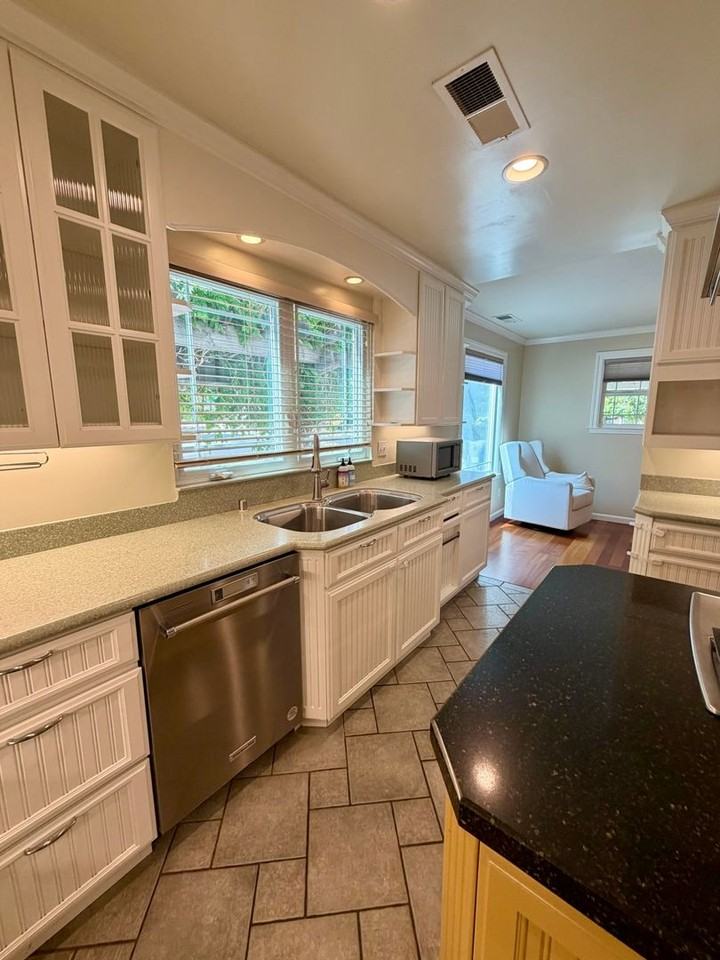 886 N Redwood Ave - Photo 5 of 29