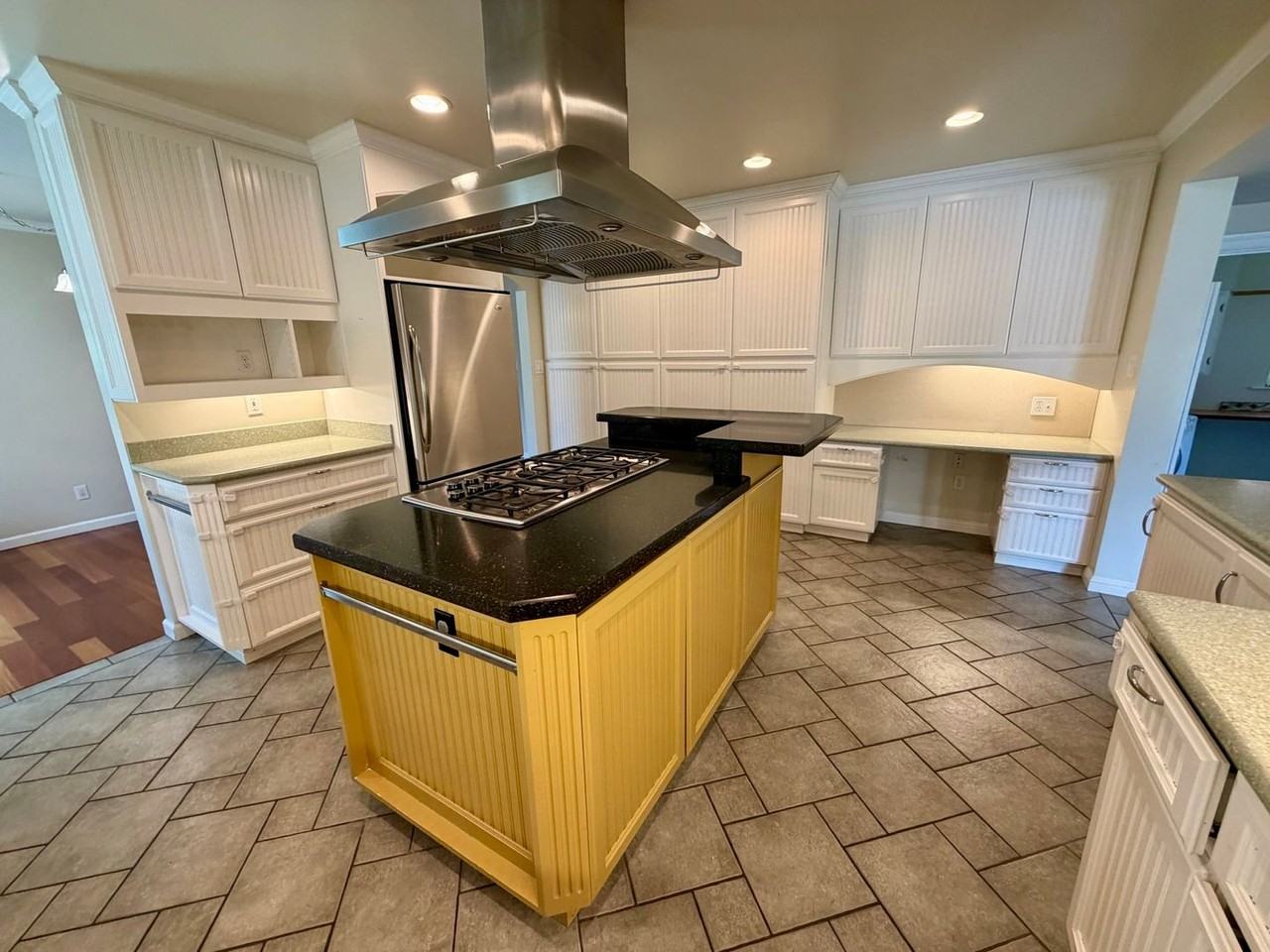 886 N Redwood Ave - Photo 6 of 29