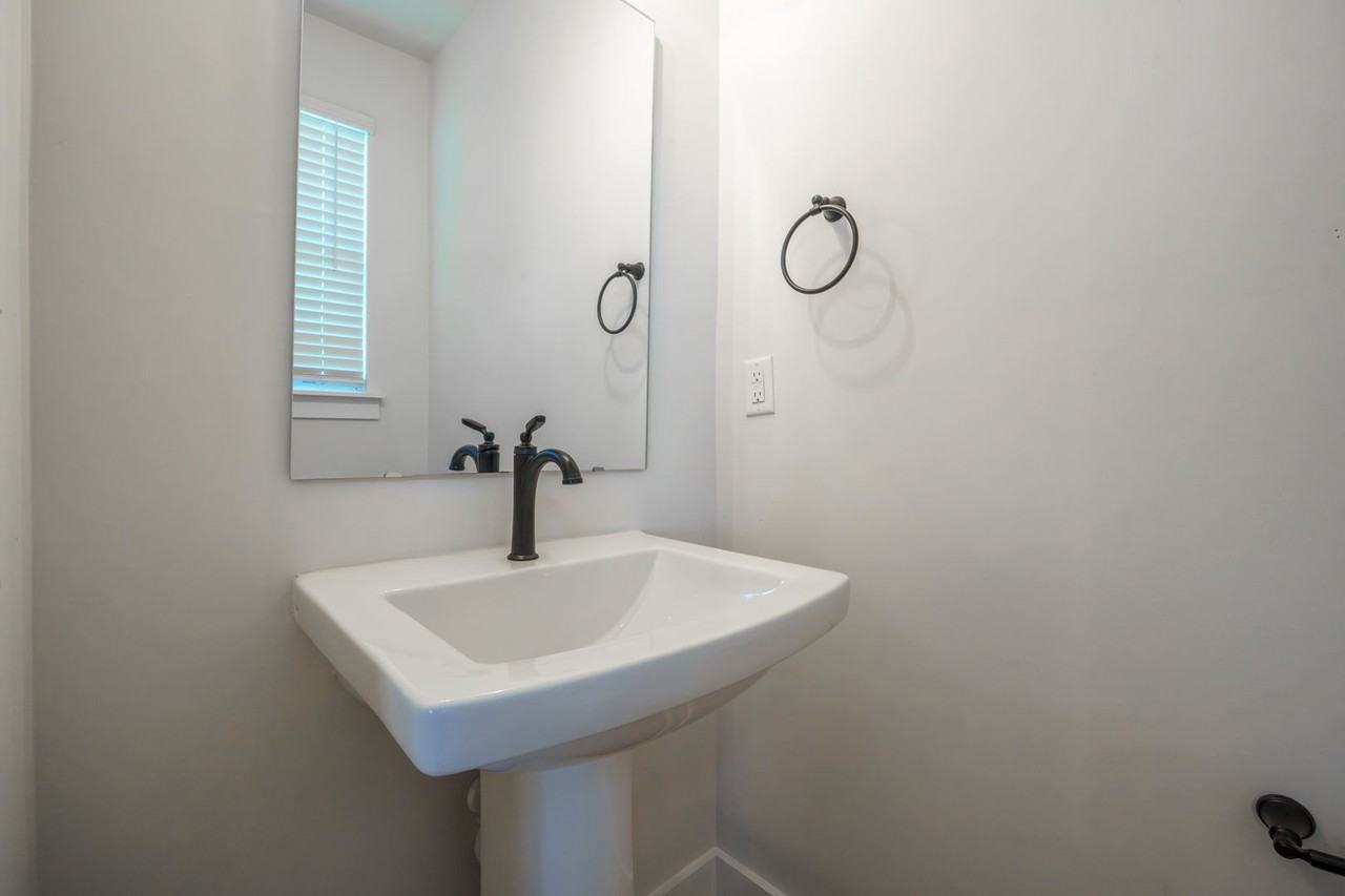 608 Old Dominion Dr - Photo 5 of 32