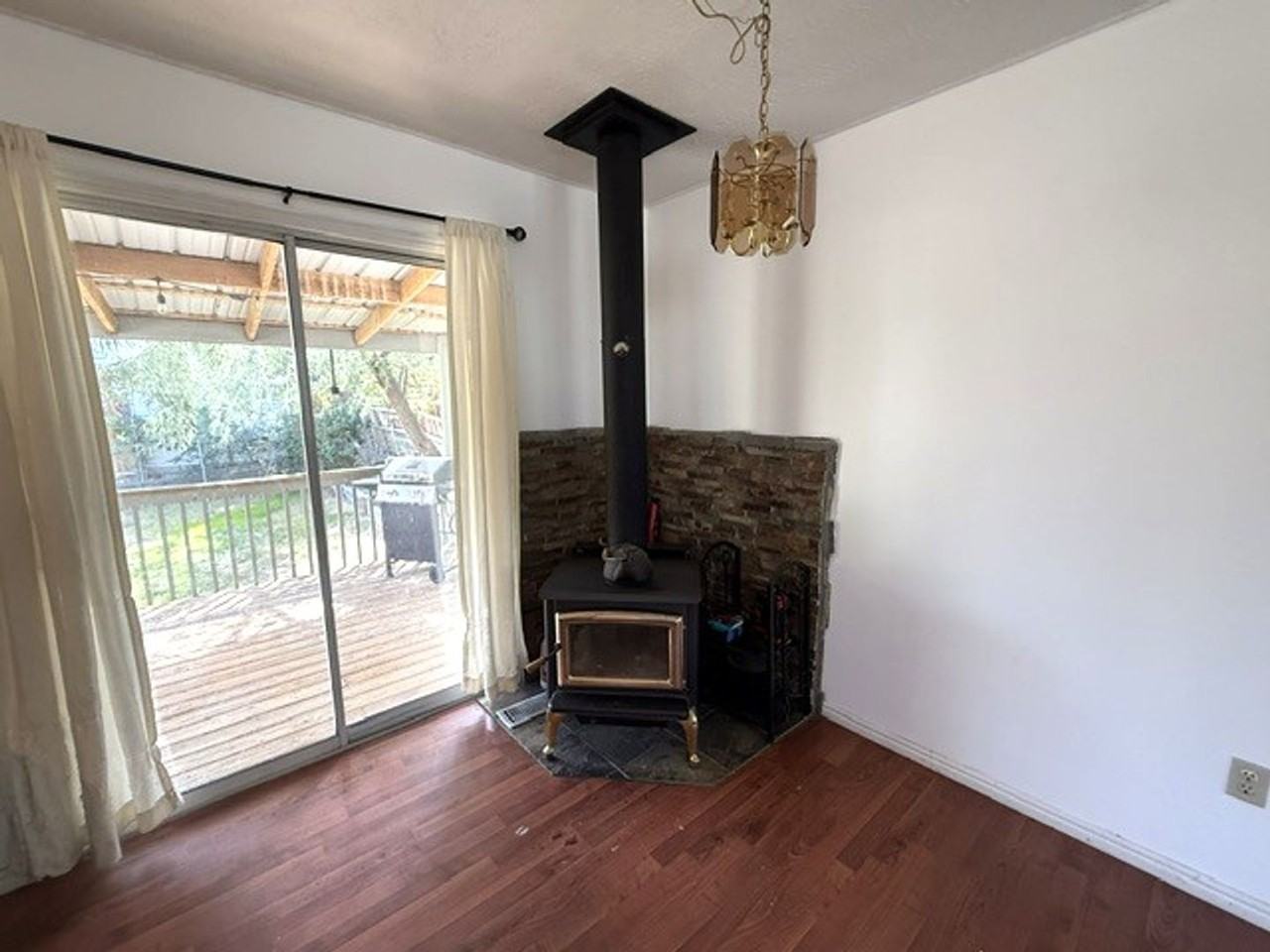 1385 Suncrest Ct - Photo 4 of 21