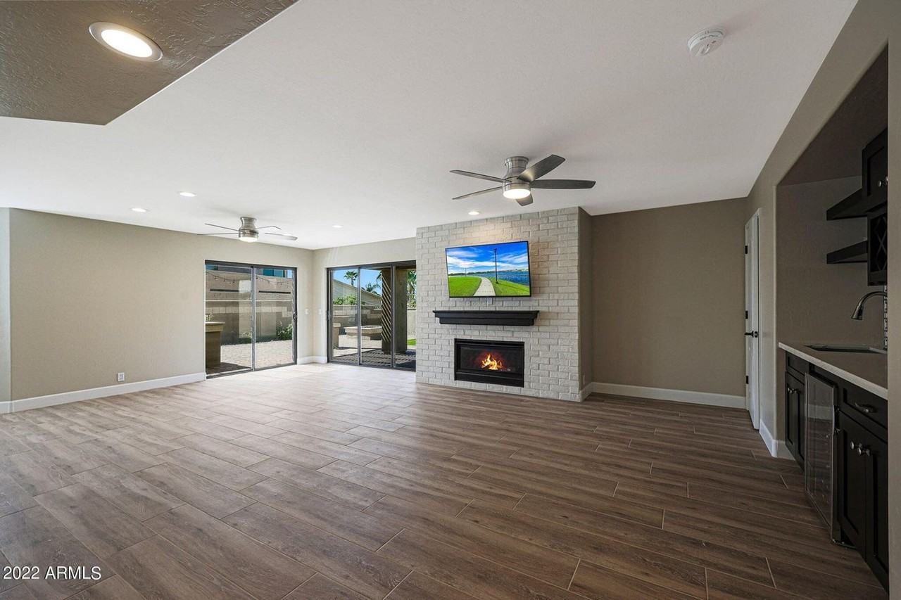 20716 N 56th Ave - Photo 4 of 36