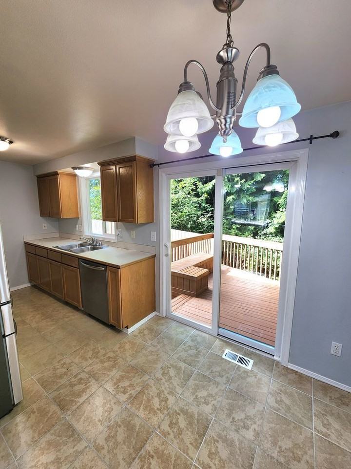 628 89th Ave Se - Photo 3 of 13