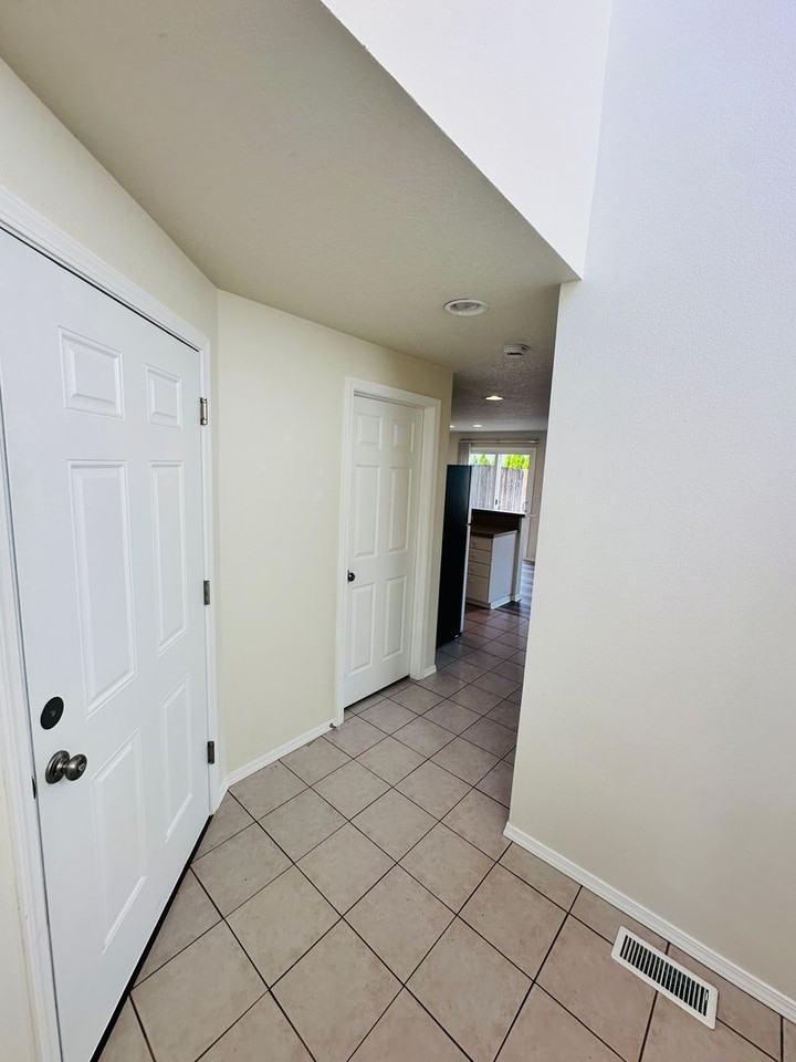 1806 Ne 154th St - Photo 4 of 27