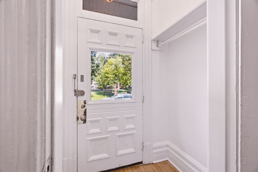566 MacLaren Street - Photo 3 of 44