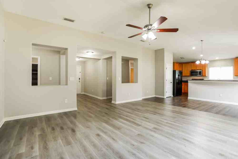 7511 Hawks Cliff Dr - Photo 4 of 16