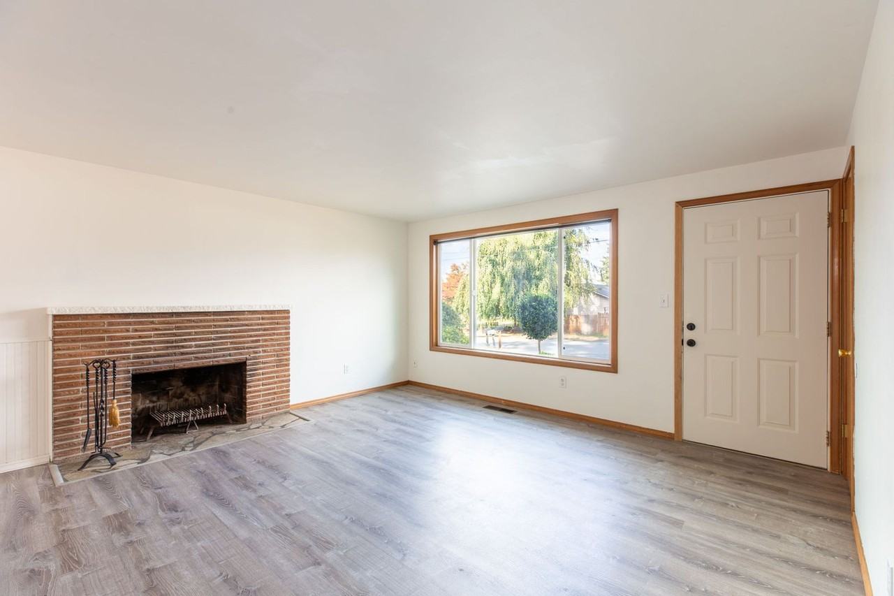 8024 Florida Dr - Photo 4 of 30