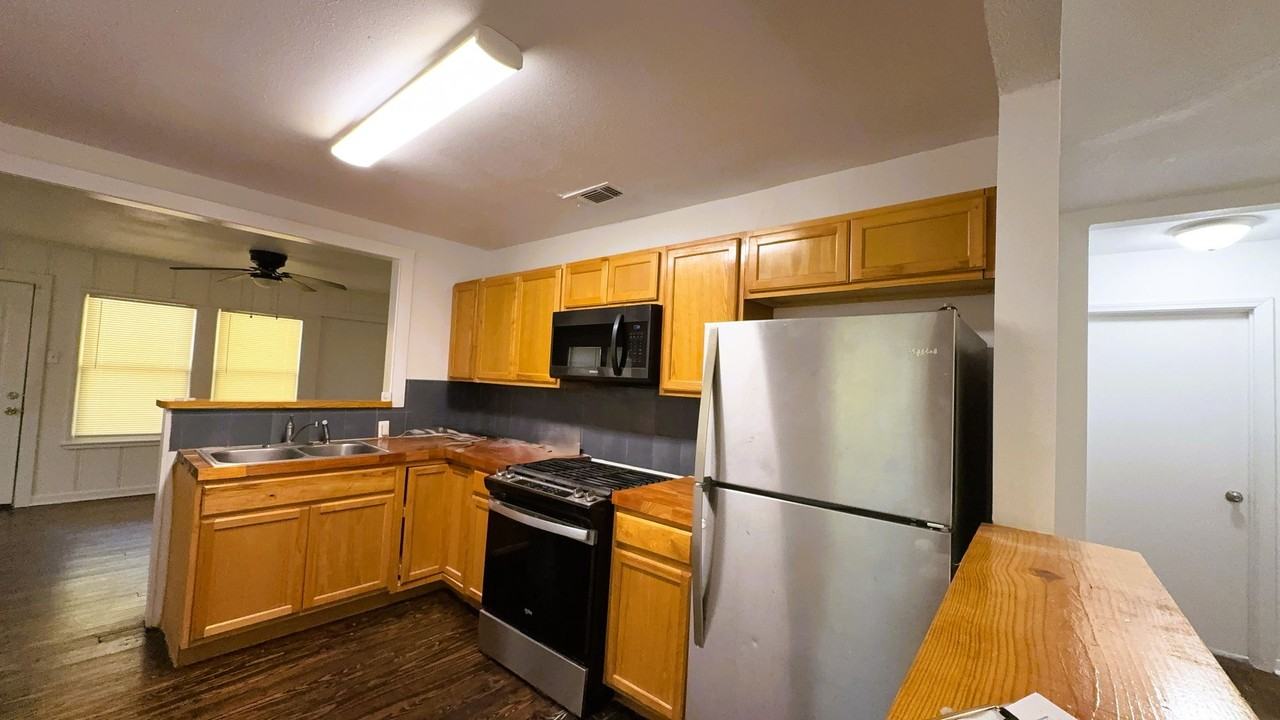 1743 E Crockett St - Photo 3 of 12