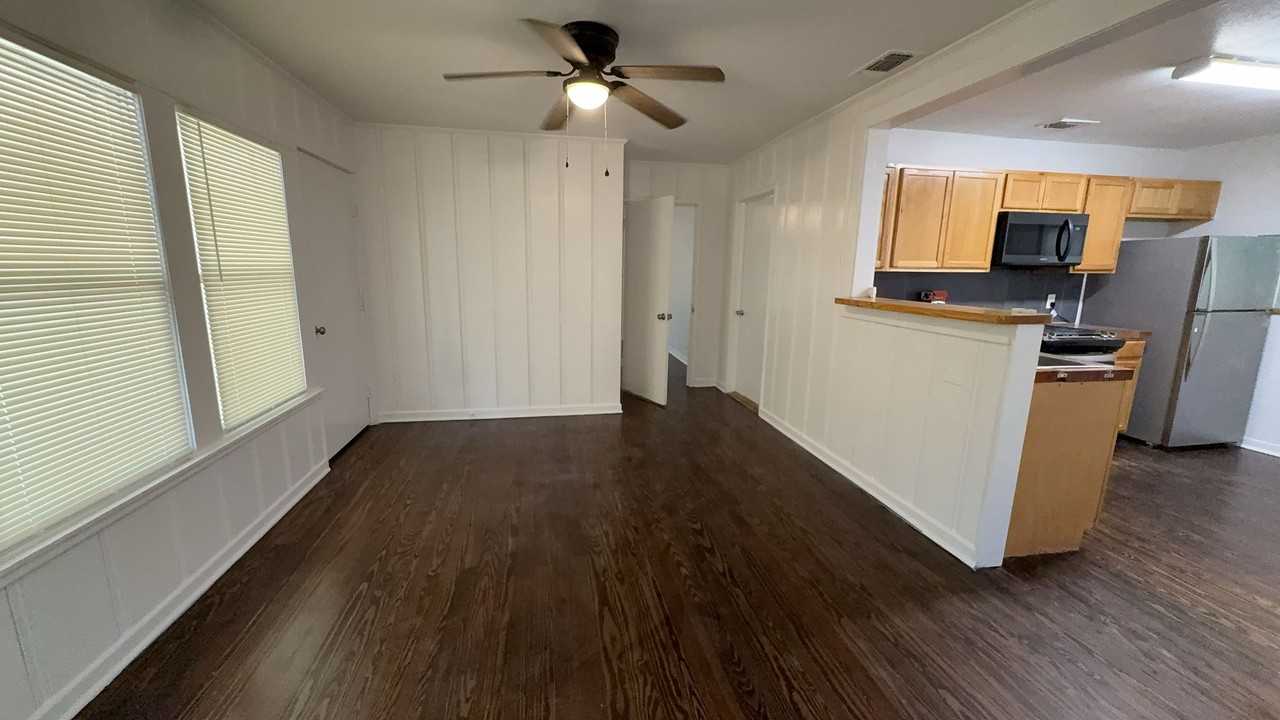 1743 E Crockett St - Photo 4 of 12