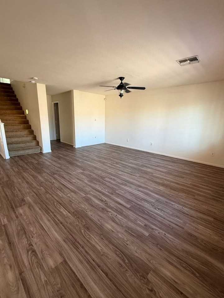 2513 N 109th Ave - Photo 2 of 21