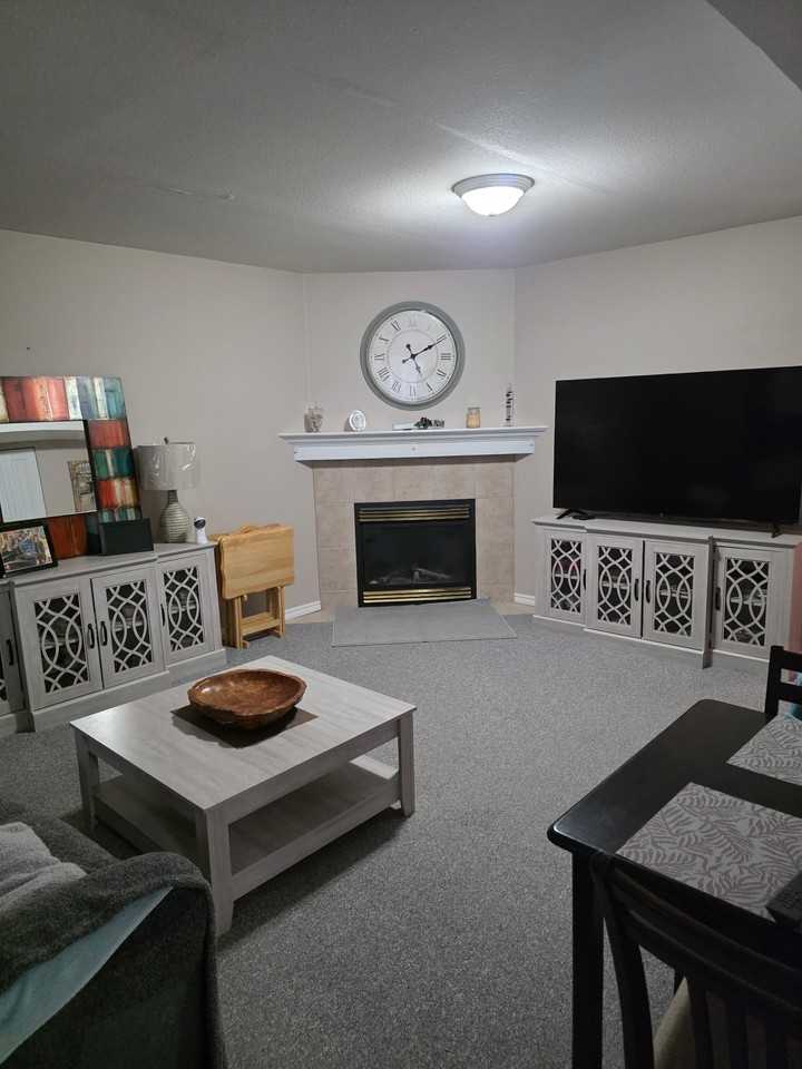 2078 Berkshire Crescent - Photo 4 of 12