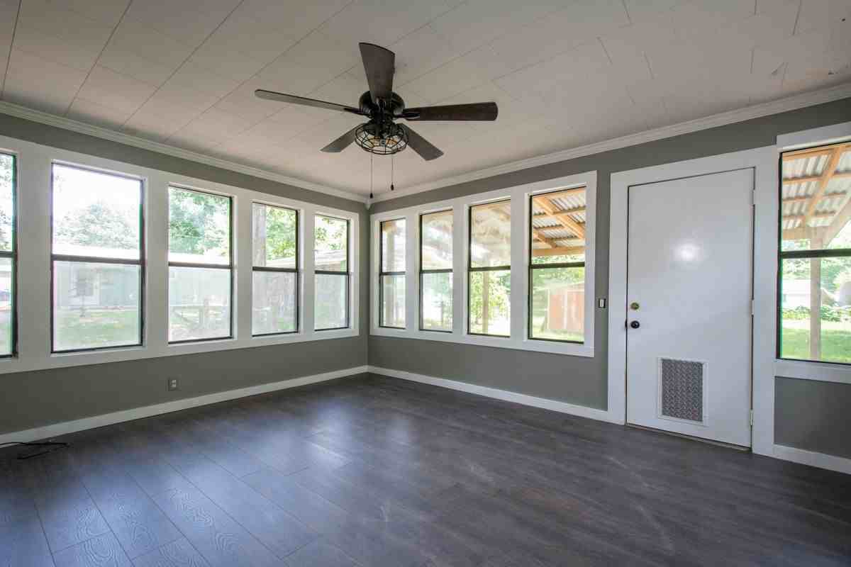 1811 Linda Ln - Photo 3 of 38