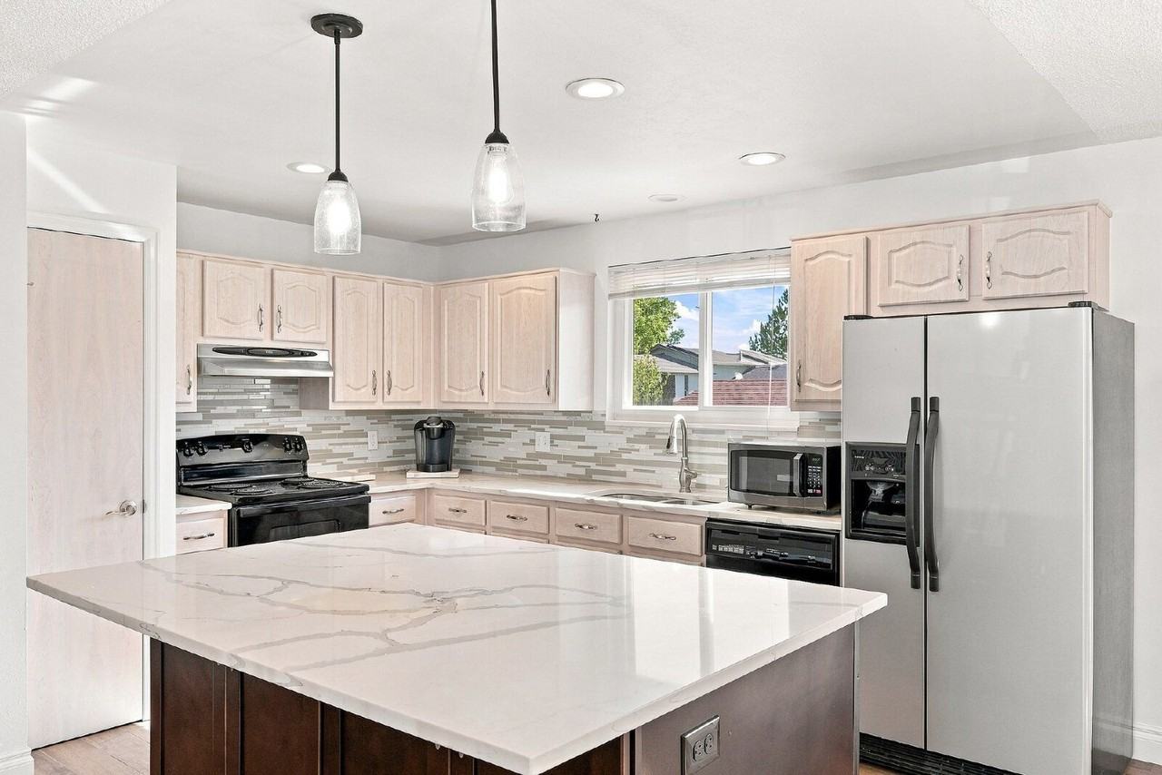 1354 S Zeno St - Photo 3 of 15