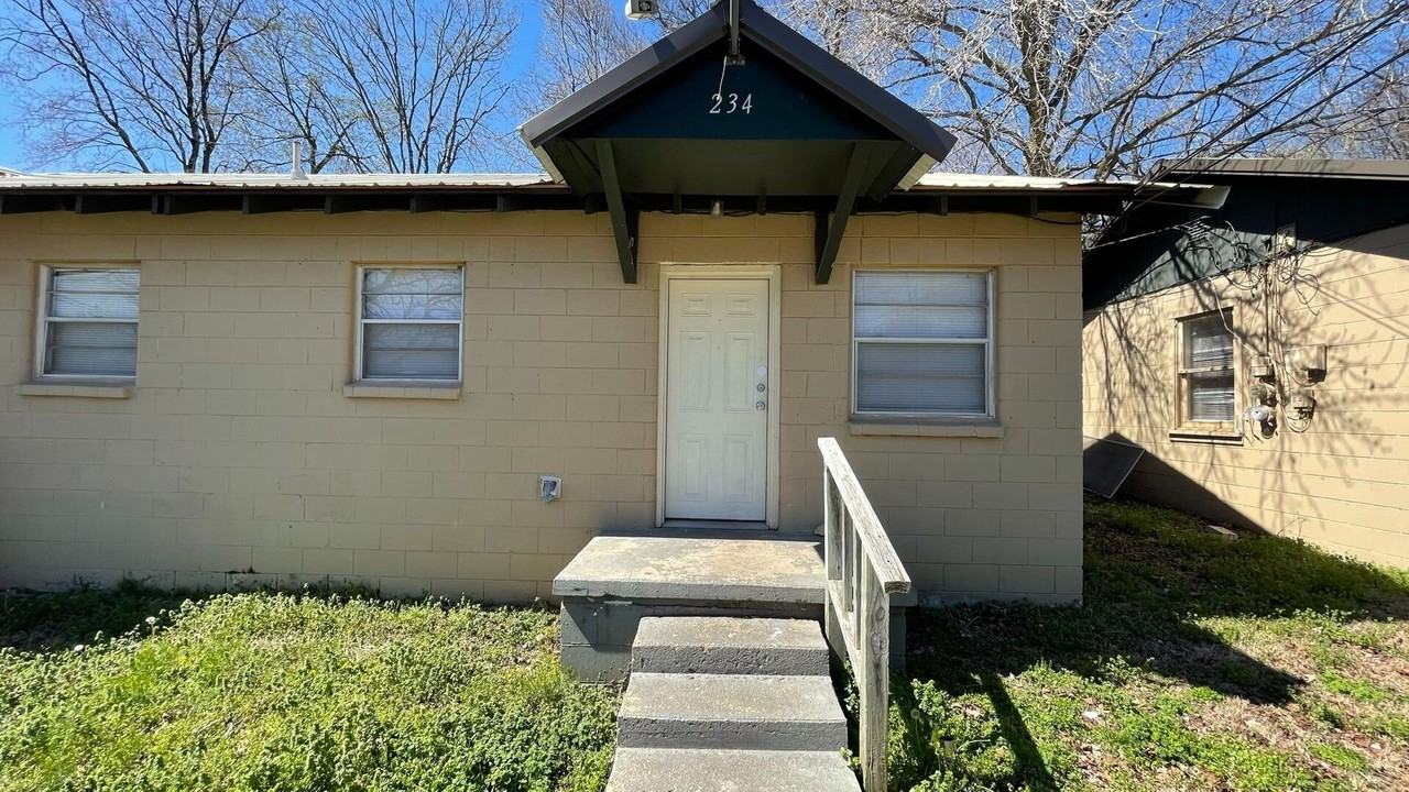 234 1/2 Wilson Ave - Photo 2 of 9