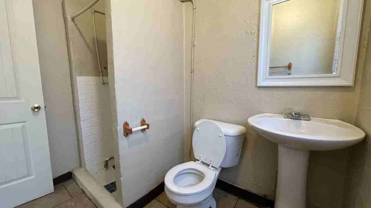 234 1/2 Wilson Ave - Photo 4 of 9