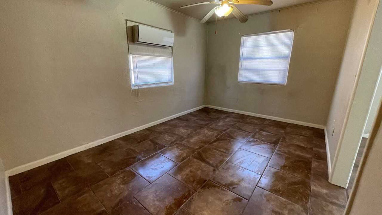 234 1/2 Wilson Ave - Photo 5 of 9