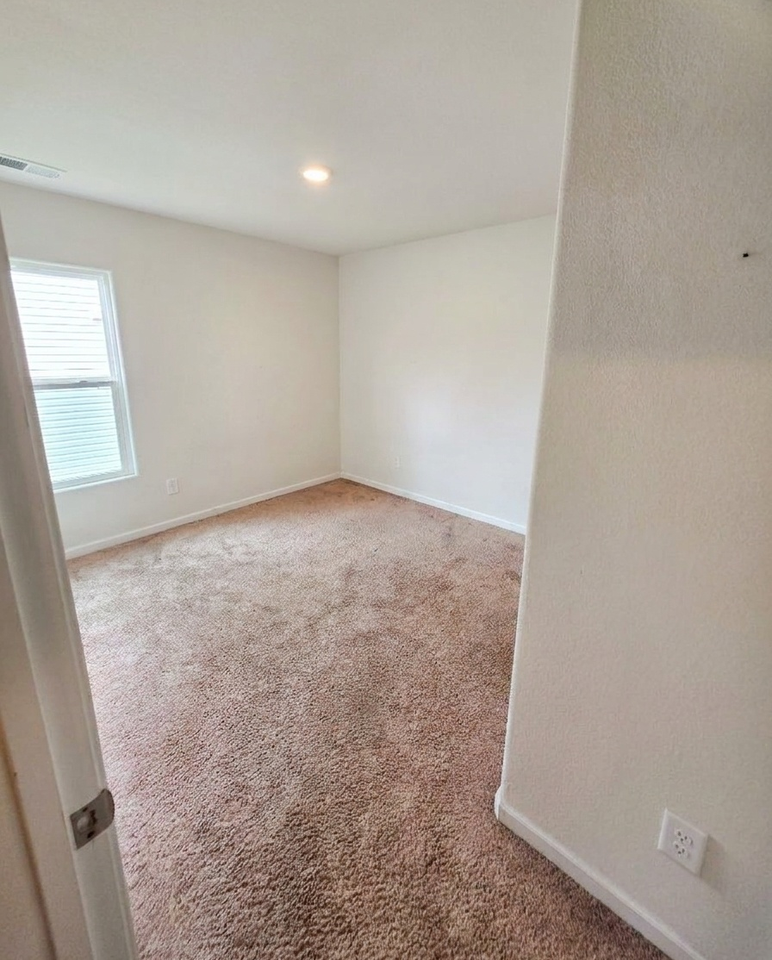 218 Sundew Rd - Photo 6 of 17