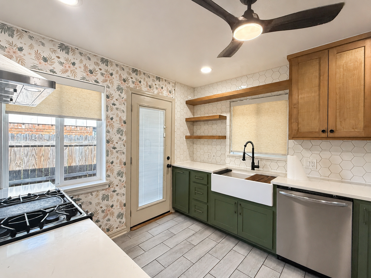 1717 Nw 42nd St - Photo 3 of 27