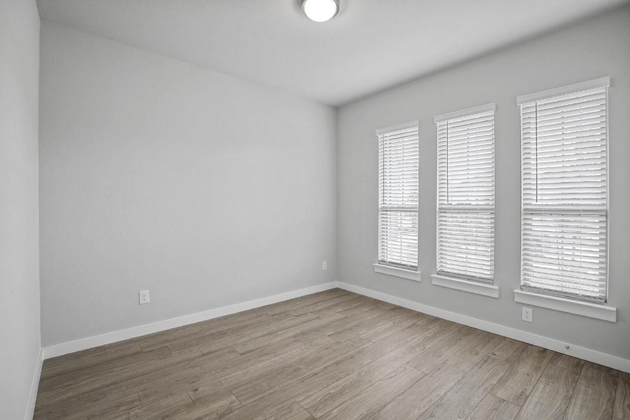 1111 Birchwood Ln - Photo 4 of 20