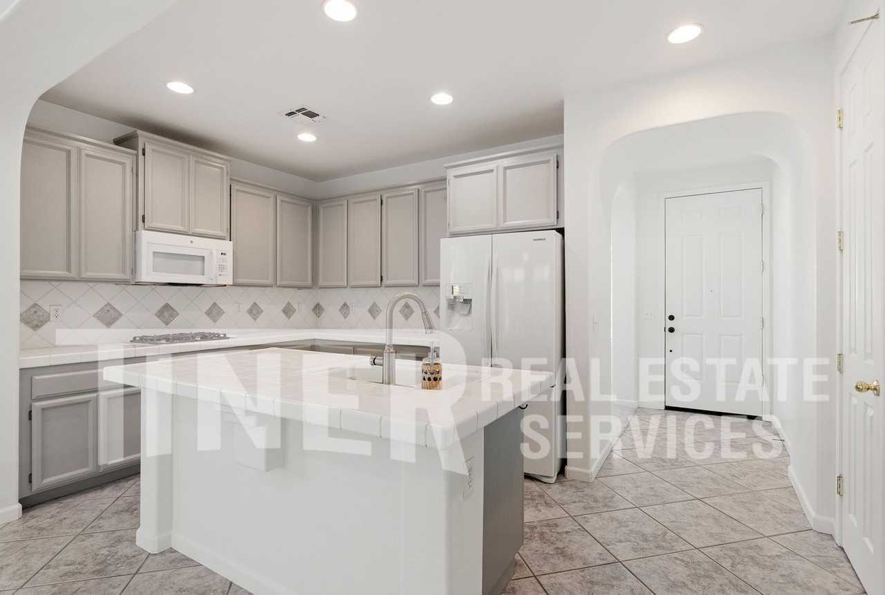 1580 Charm Way - Photo 3 of 28