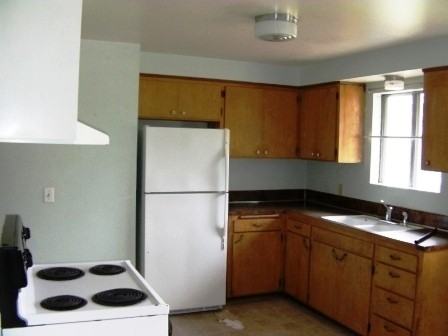 943 Burroughs Ave - Photo 3 of 5