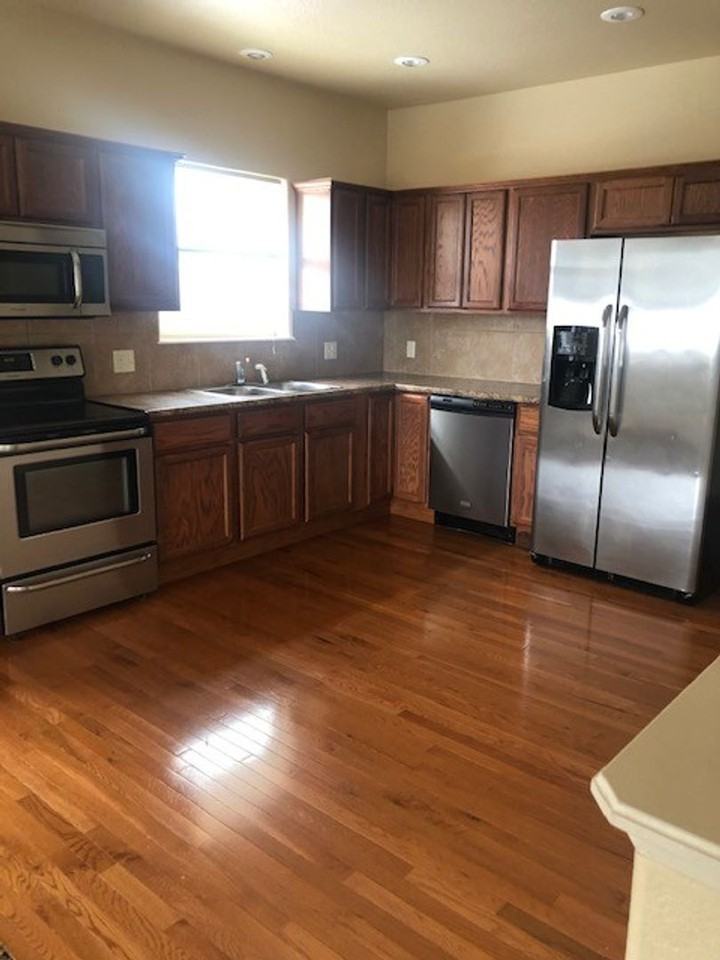 636 S Jackson St - Photo 5 of 9