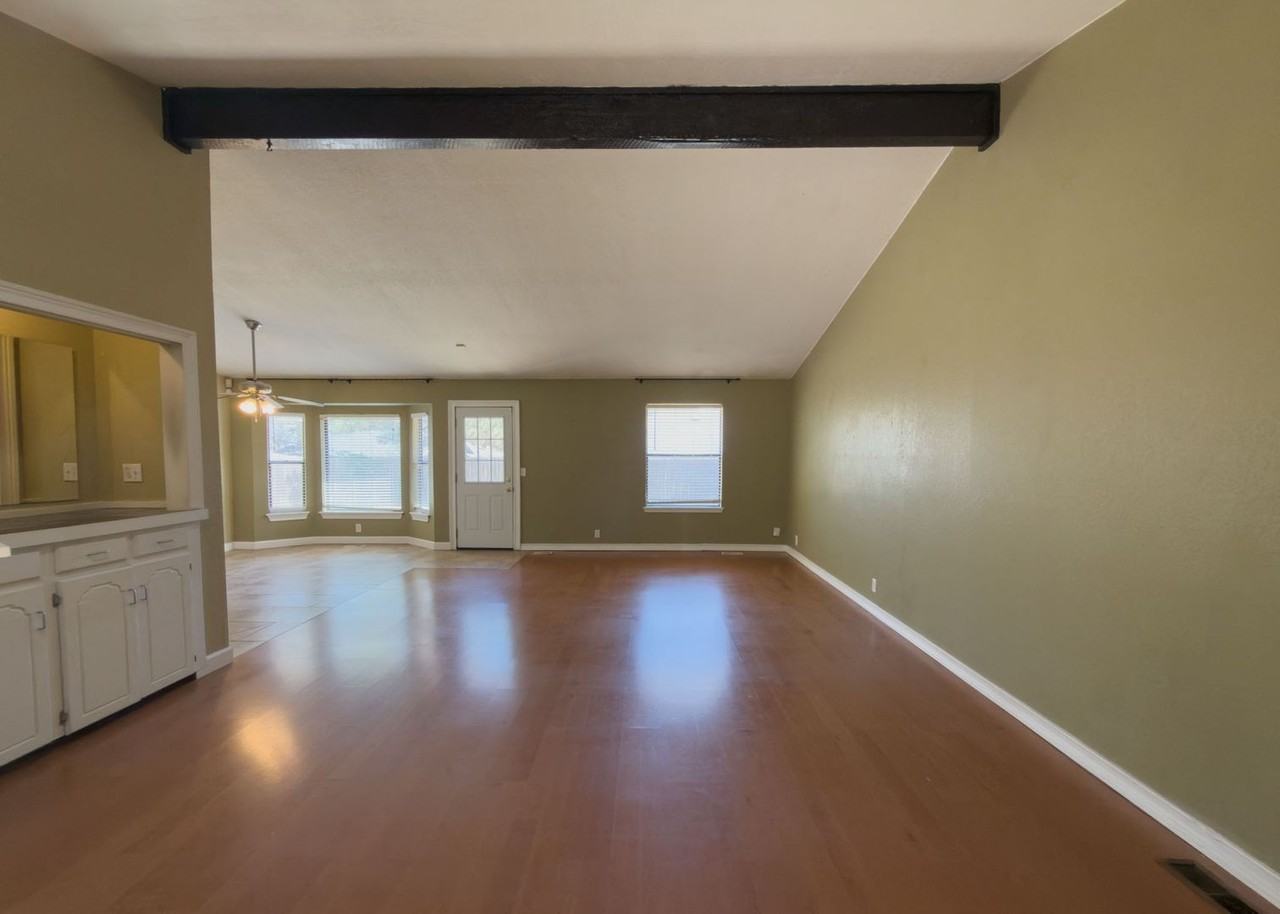 812 Countrywood Ln - Photo 3 of 34
