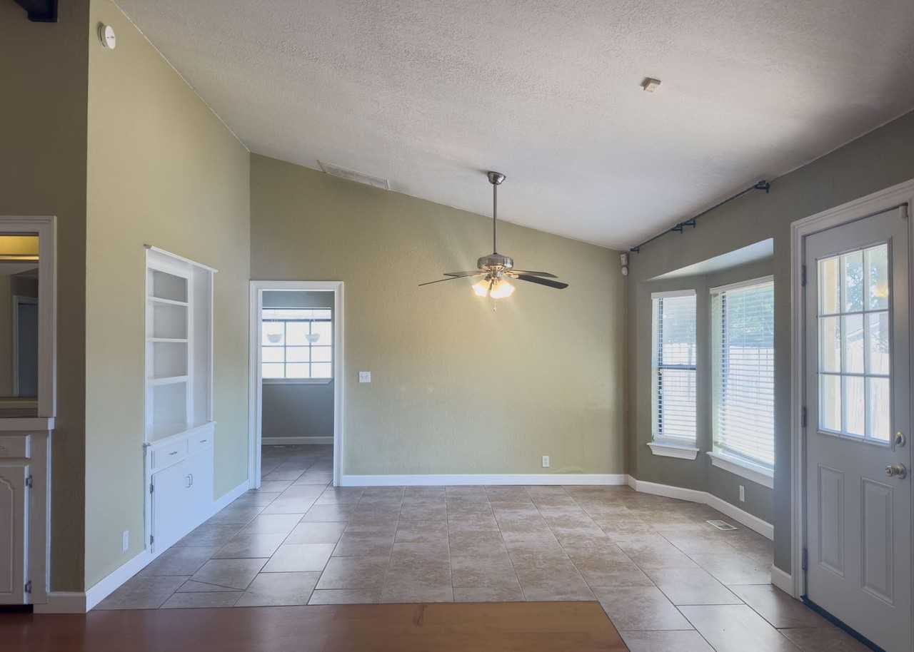812 Countrywood Ln - Photo 7 of 34