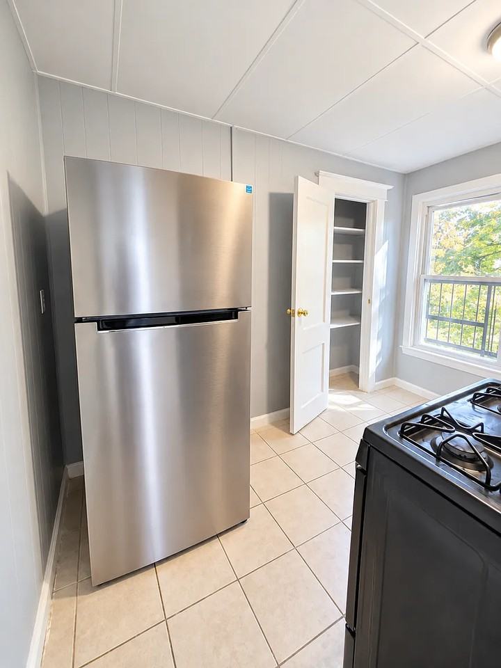 709 Kensington Ave #E - Photo 5 of 8