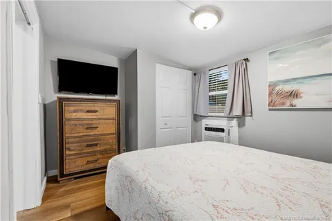 657 Sw Cleveland Ave #B - Photo 3 of 6