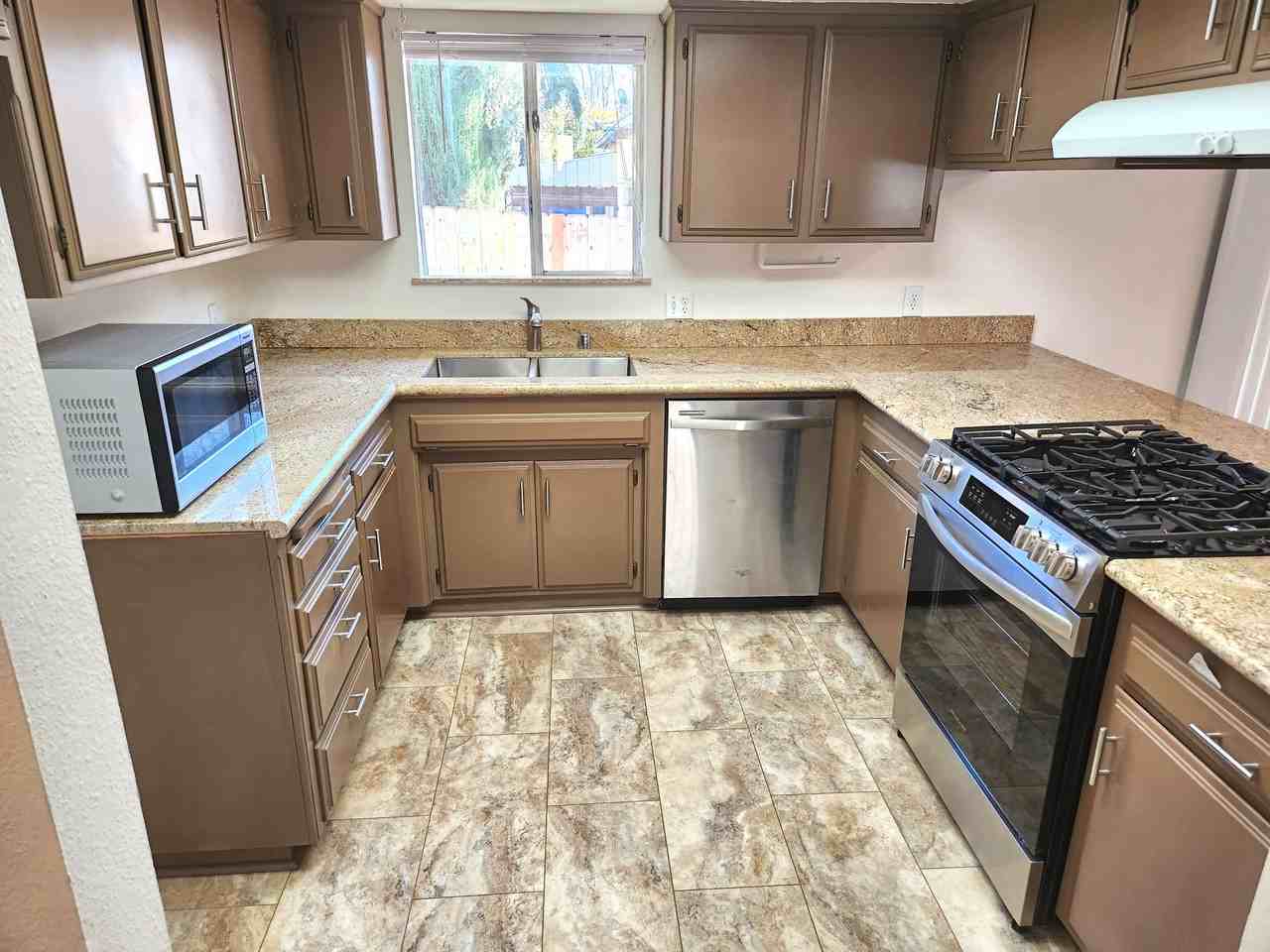404 24th St #B - Photo 5 of 10