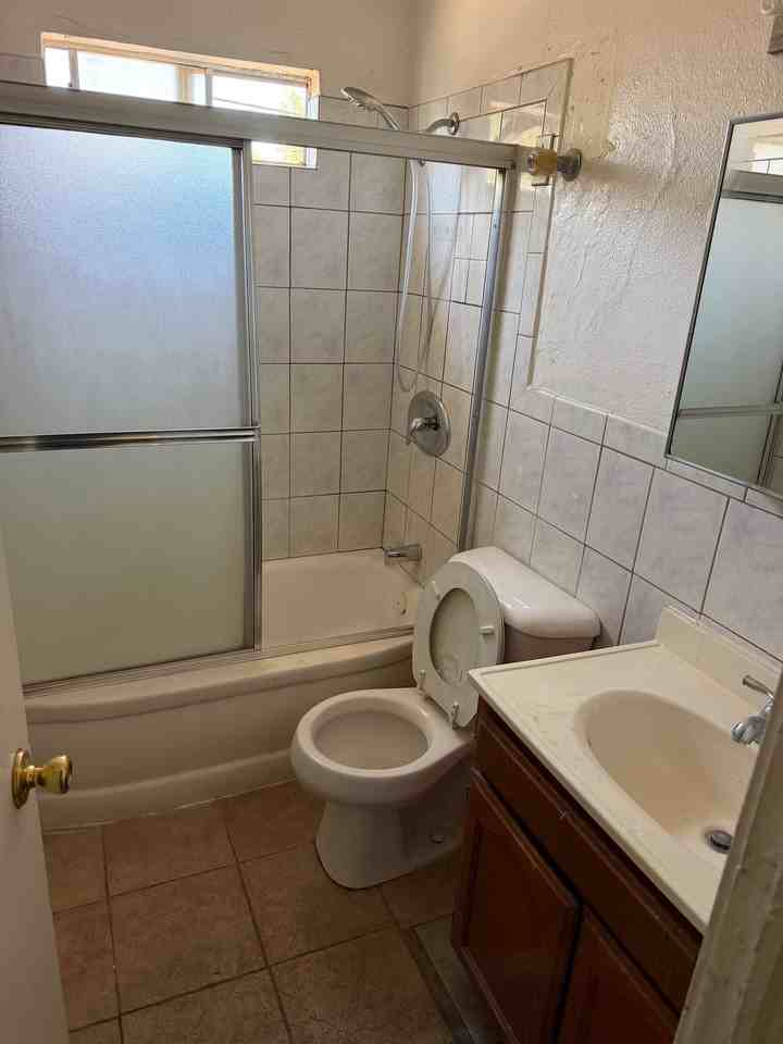 917 Chester Pl #4 - Photo 2 of 5