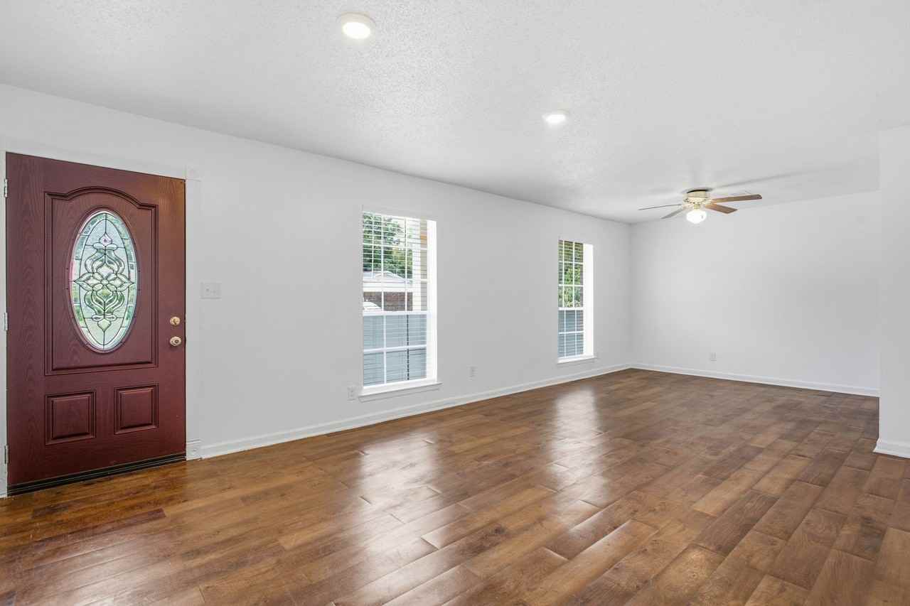 7150 Santa Barbara St - Photo 2 of 20