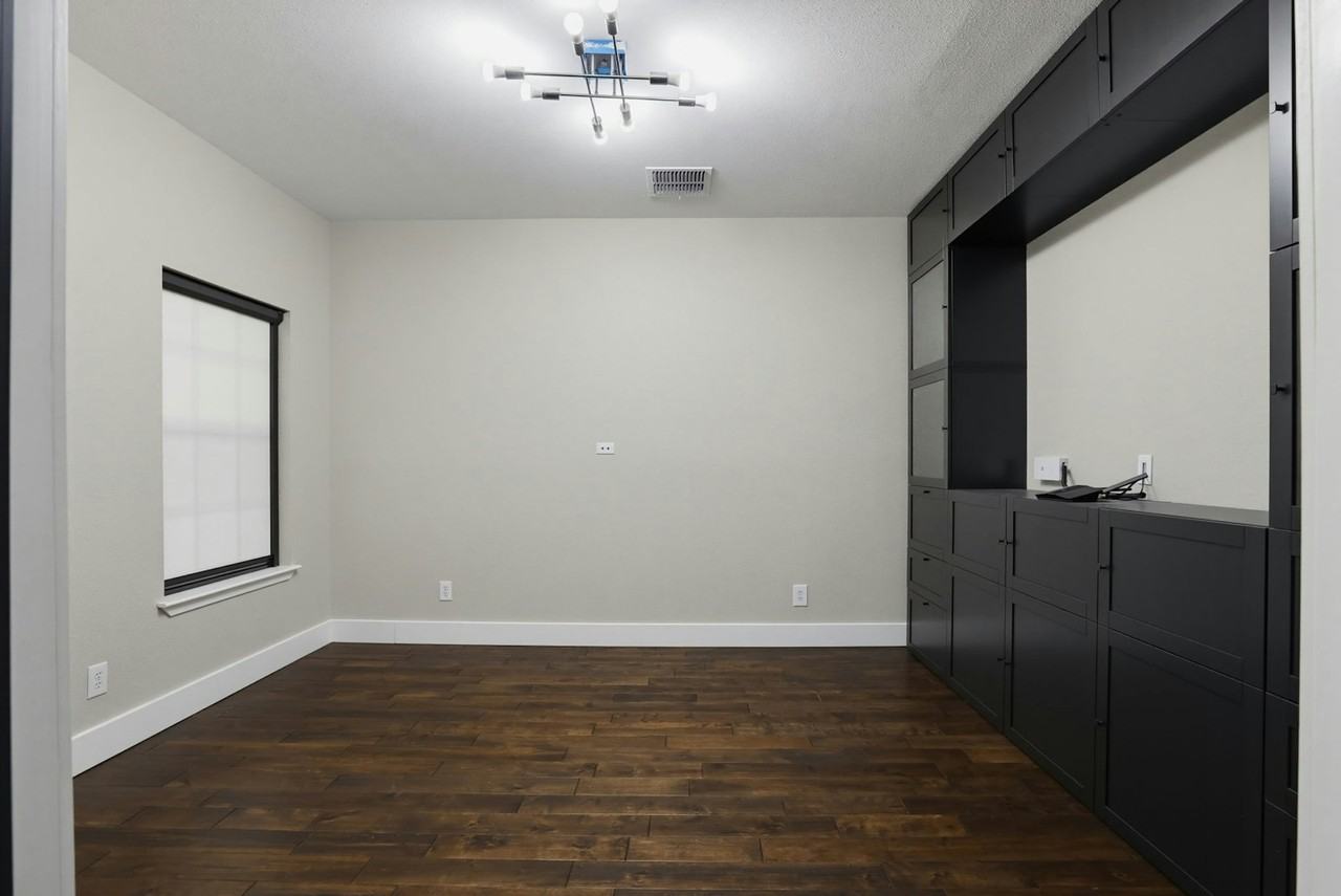 17006 Silverwood Drive - Photo 5 of 33
