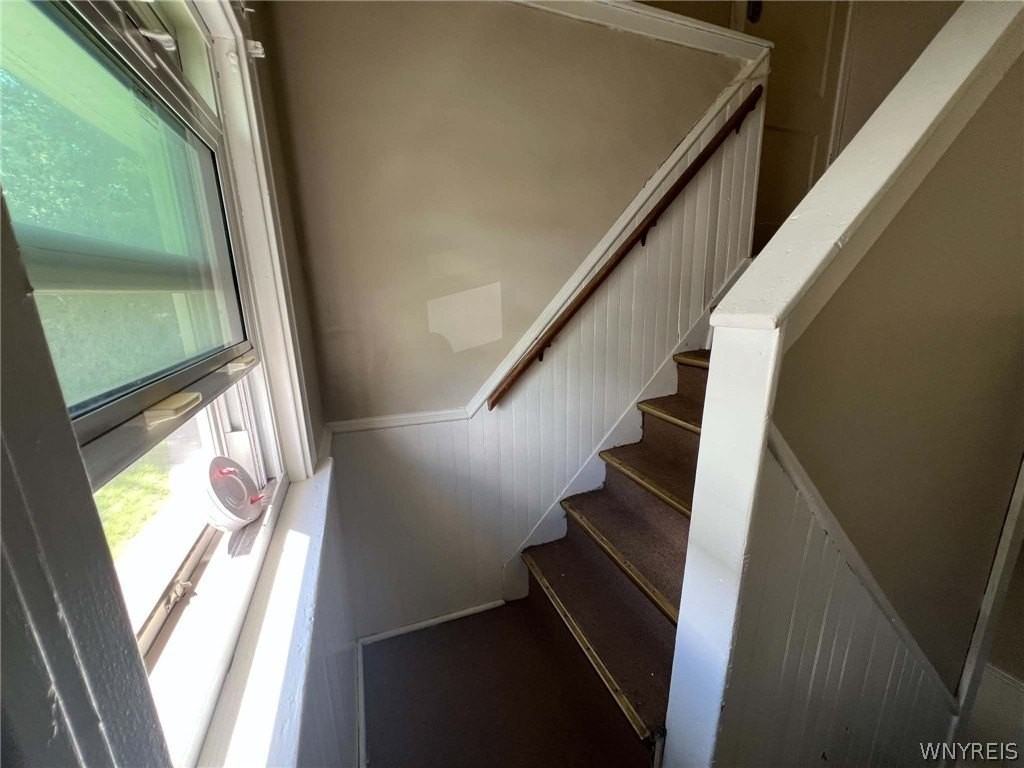 98 Freund St - Photo 3 of 32