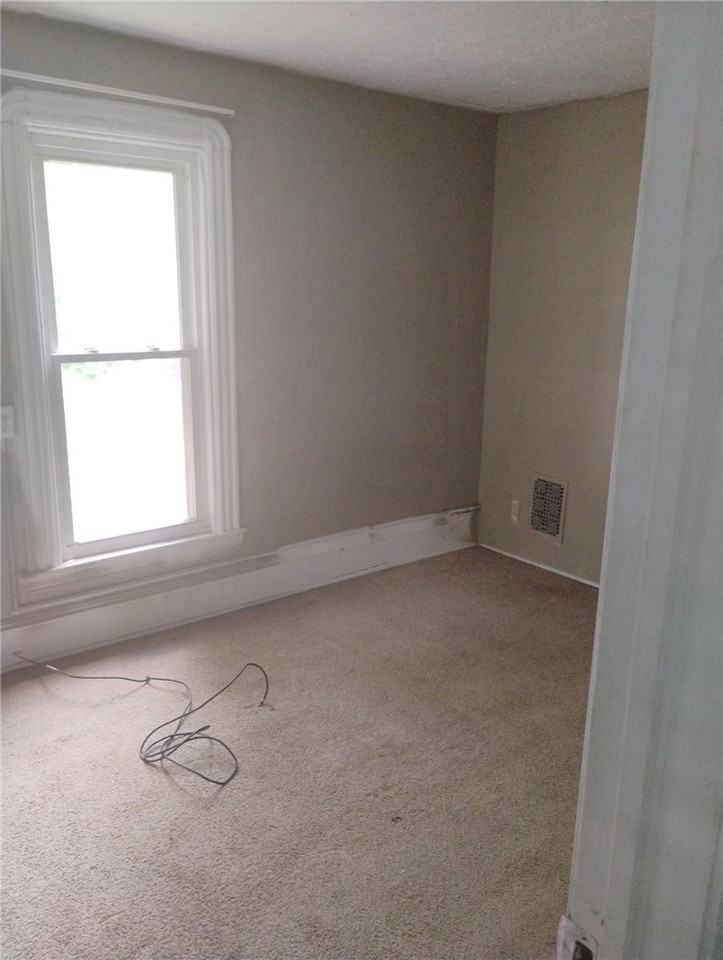 1018 Hall St - Photo 3 of 10